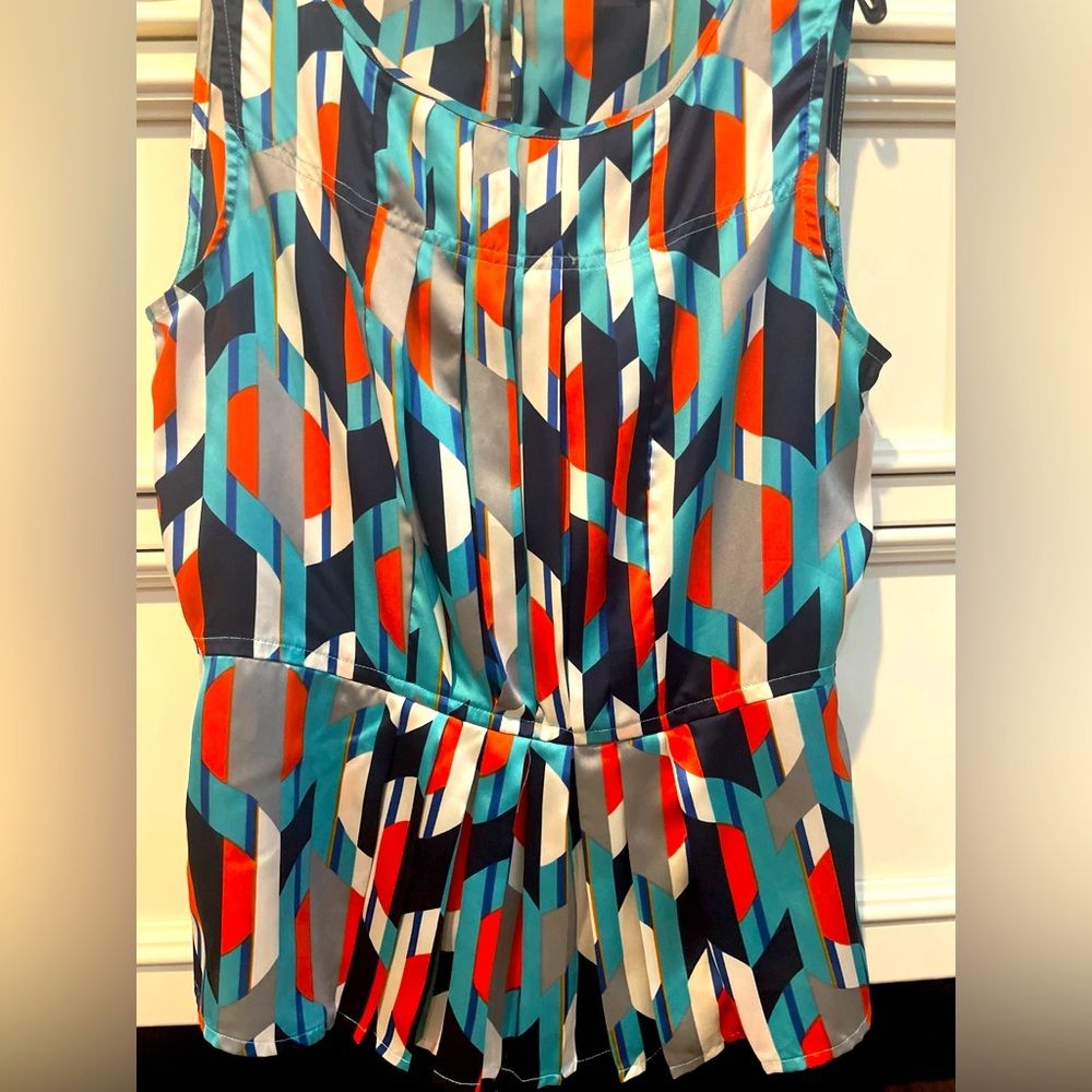 Nine West, size medium, sleeveless blouse, gathers at waist. Great condition.